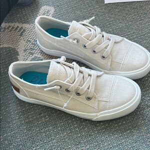 Blowfish Light Tan Sneakers. New. Size 6.5